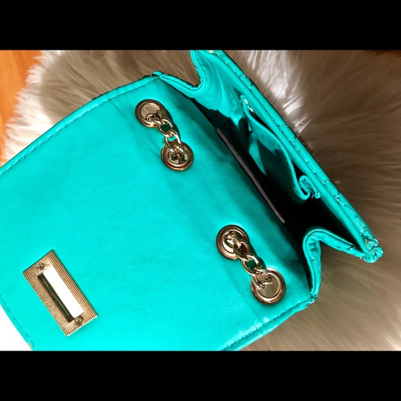 Bright turquoise gold chain purse - Picture 3 of 3